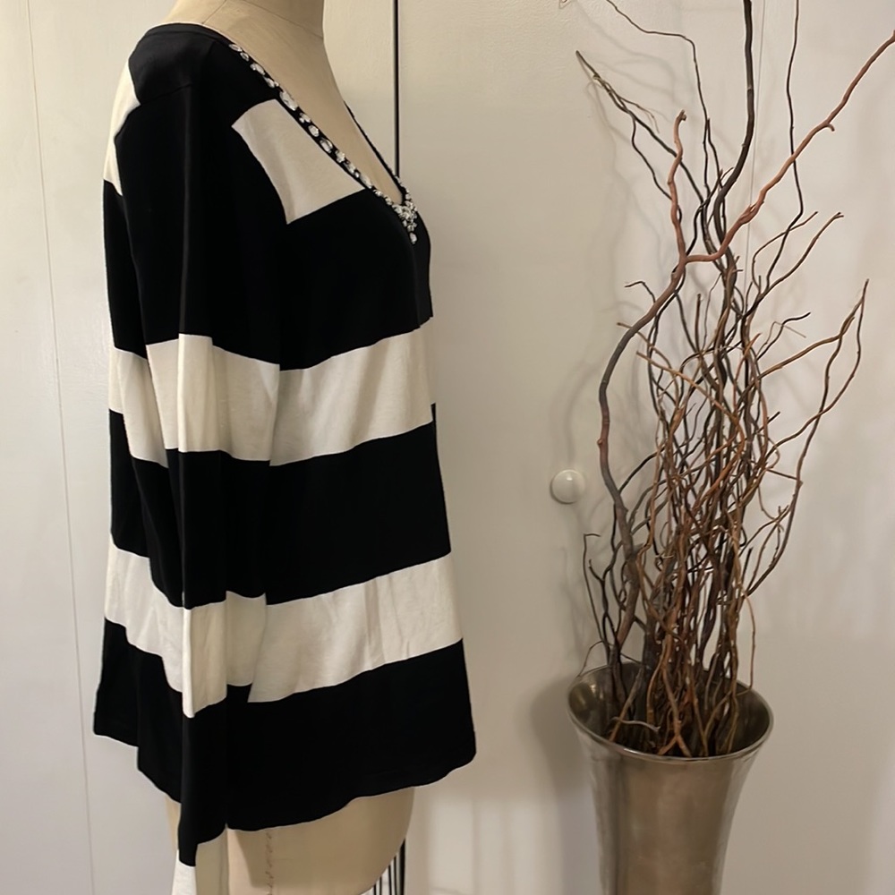 Black and white stripe long sleeve V-neck jeweled lightweight sweater - Picture 6 of 6